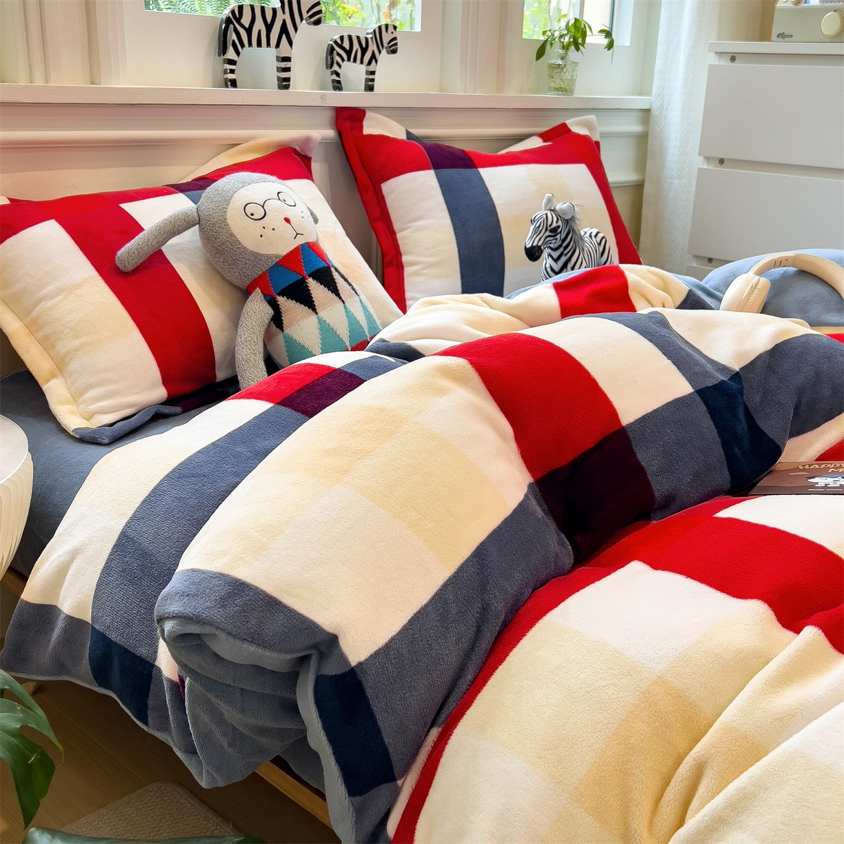 91家纺网 家纺一手货源 找家纺 曲之慕 2025新款A类牛奶绒简约无印风格子四件套 红蓝格