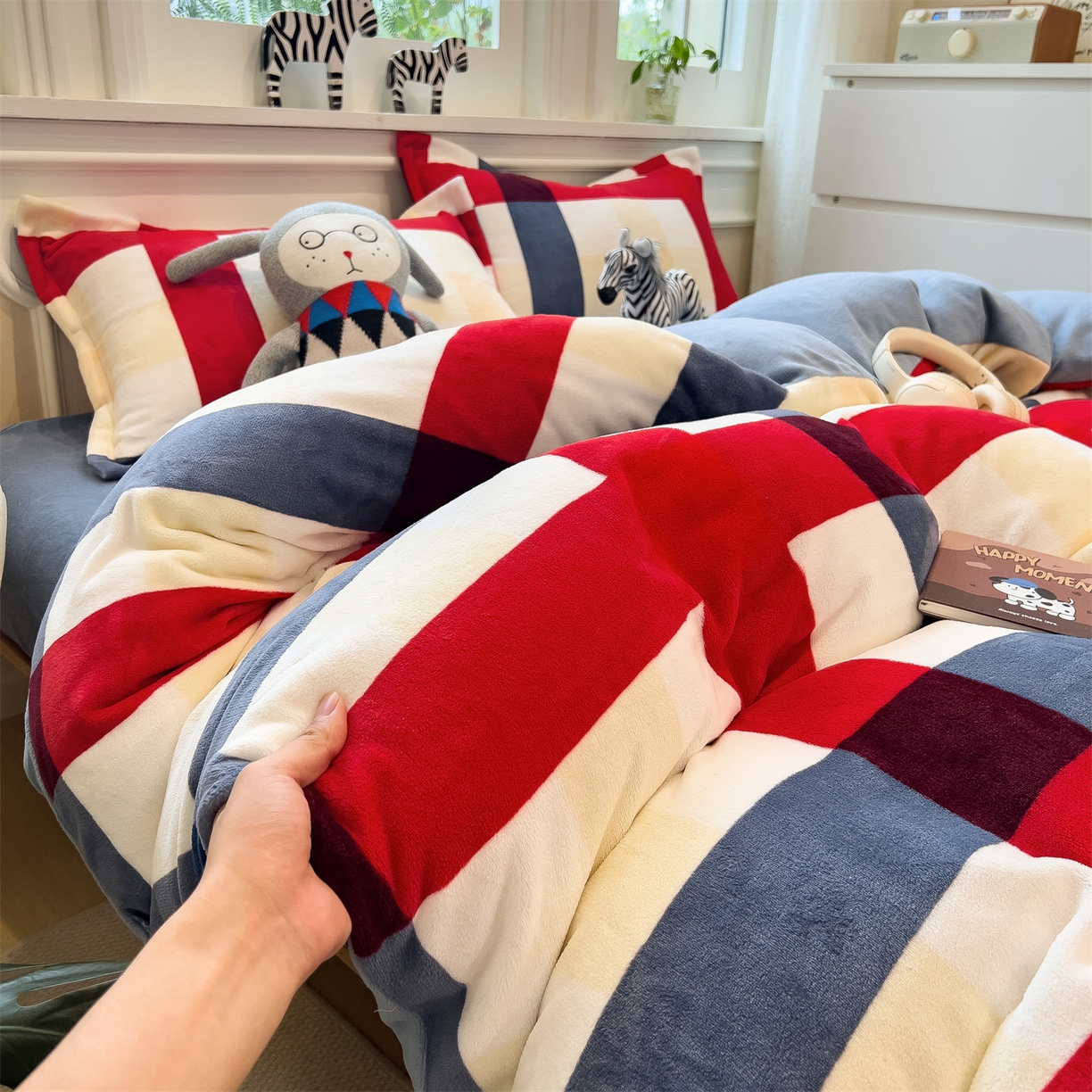 91家纺网 家纺一手货源 找家纺 曲之慕 2025新款A类牛奶绒简约无印风格子四件套 红蓝格