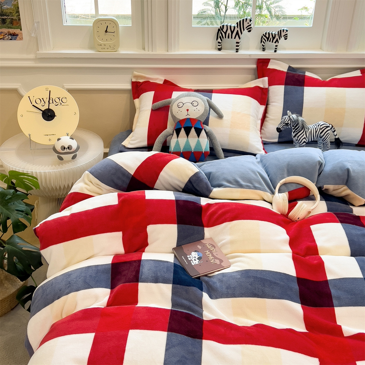 91家纺网 家纺一手货源 找家纺 曲之慕 2025新款A类牛奶绒简约无印风格子四件套 红蓝格