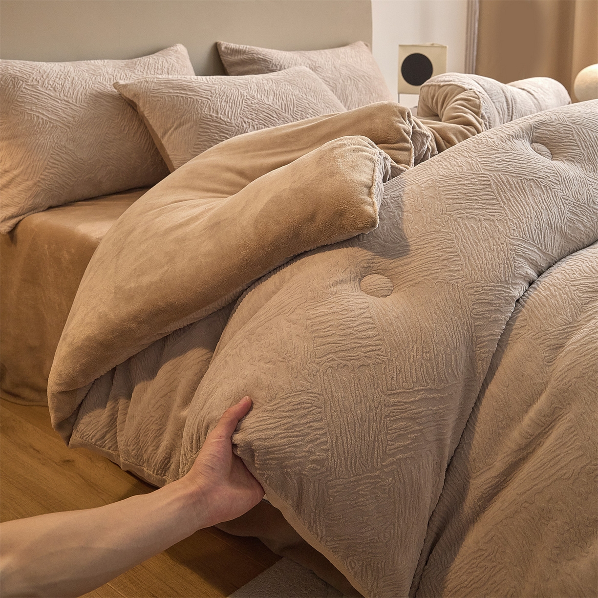 91家纺网 家纺一手货源 找家纺 换种生活 2025新款A类立体雕花绒冬被被子被芯 柔梦-卡其