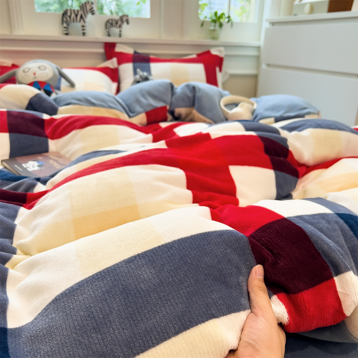 91家纺网 家纺一手货源 找家纺 曲之慕 2025新款A类牛奶绒简约无印风格子四件套 红蓝格