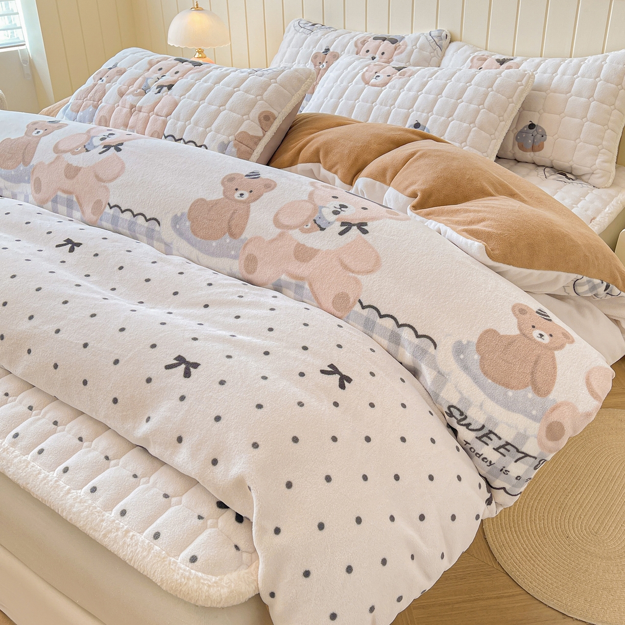 91家纺网 家纺一手货源 找家纺 （总）LIFE.丽芙 2025秋冬新款A类牛奶绒加厚夹棉床褥垫+被套组合四件套