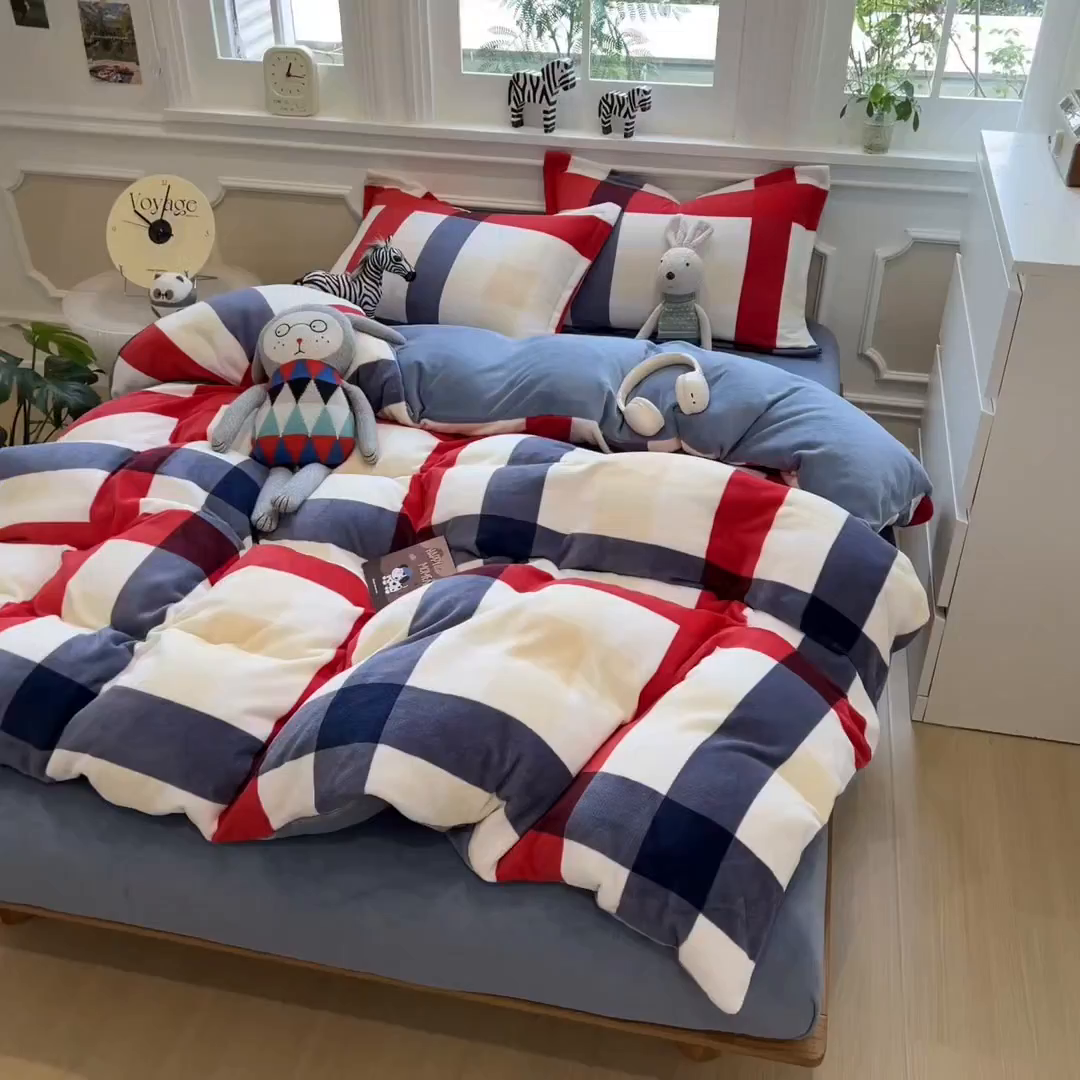 91家纺网 家纺一手货源 找家纺 曲之慕 2025新款A类牛奶绒简约无印风格子四件套 红蓝格