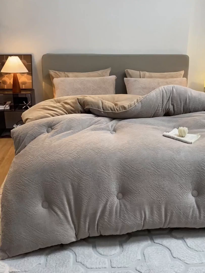 91家纺网 家纺一手货源 找家纺 换种生活 2025新款A类立体雕花绒冬被被子被芯 柔梦-卡其