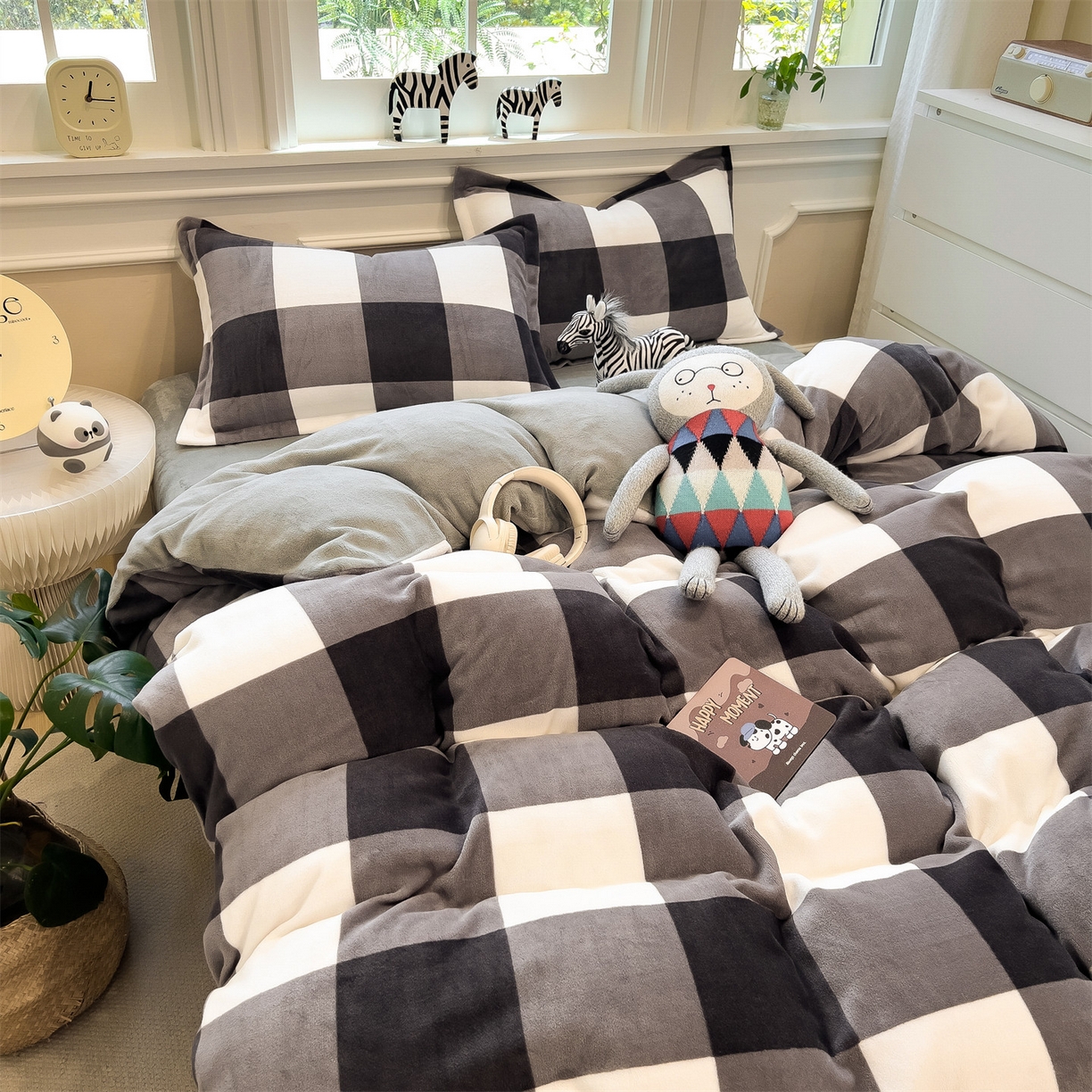 91家纺网 家纺一手货源 找家纺 曲之慕 2025新款A类牛奶绒简约无印风格子四件套 灰简格