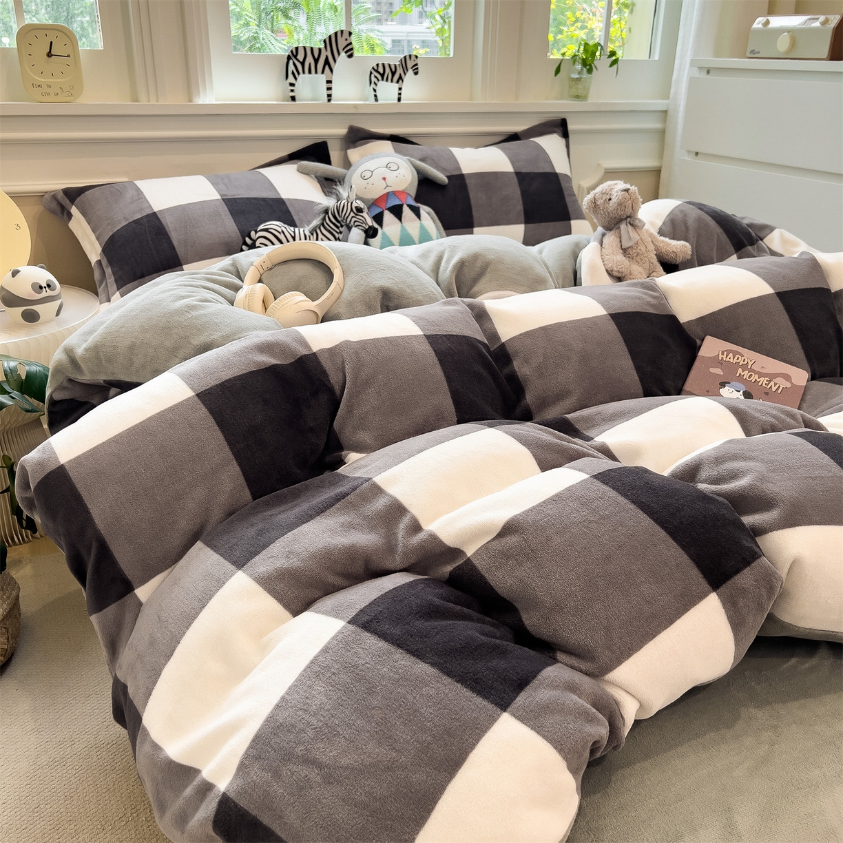 91家纺网 家纺一手货源 找家纺 曲之慕 2025新款A类牛奶绒简约无印风格子四件套 灰简格