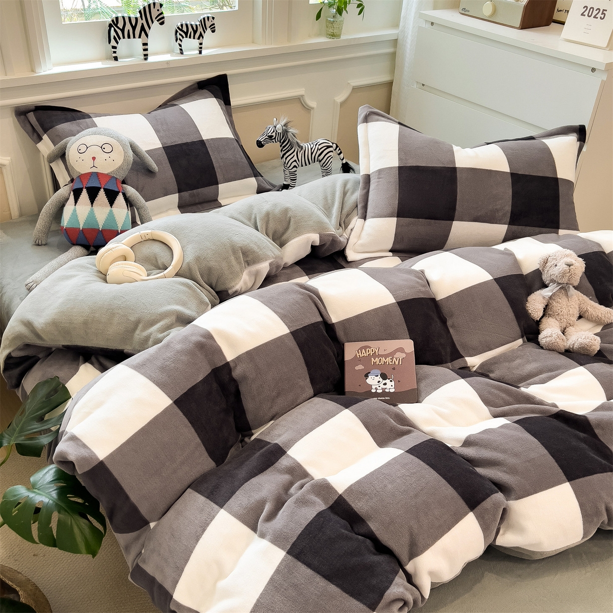 91家纺网 家纺一手货源 找家纺 曲之慕 2025新款A类牛奶绒简约无印风格子四件套 灰简格