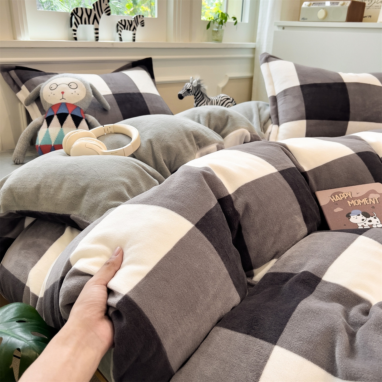 91家纺网 家纺一手货源 找家纺 曲之慕 2025新款A类牛奶绒简约无印风格子四件套 灰简格