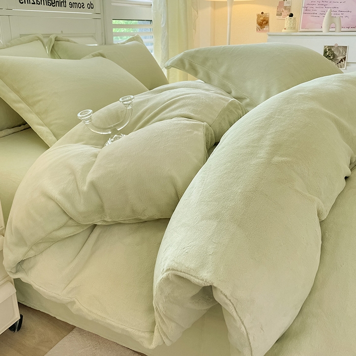 91家纺网 家纺一手货源 找家纺 富馨莱 2025新款牛奶绒纯色双拼四件套 奶油绿