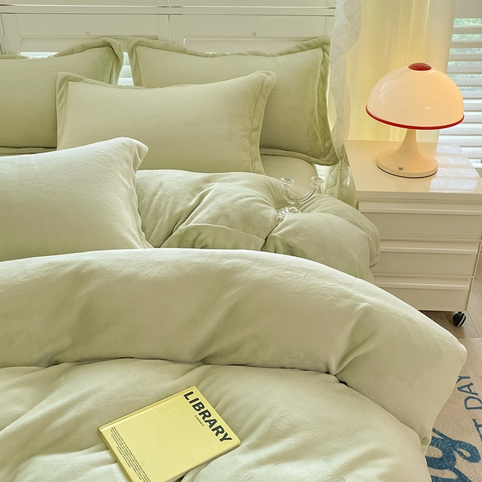 91家纺网 家纺一手货源 找家纺 富馨莱 2025新款牛奶绒纯色双拼四件套 奶油绿