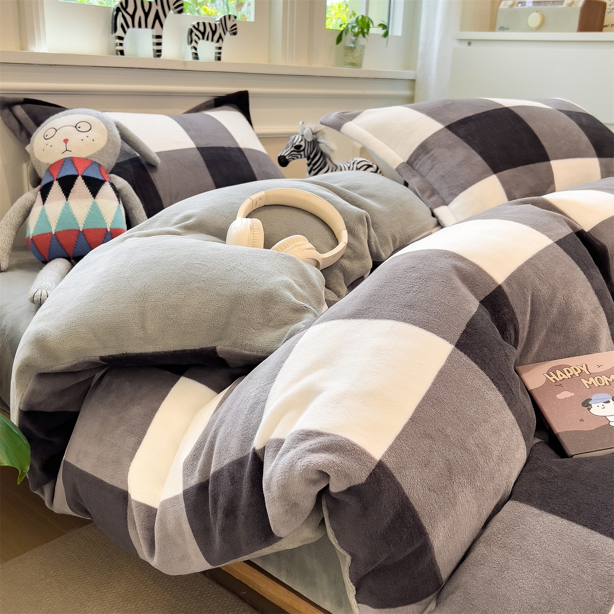 91家纺网 家纺一手货源 找家纺 曲之慕 2025新款A类牛奶绒简约无印风格子四件套 灰简格