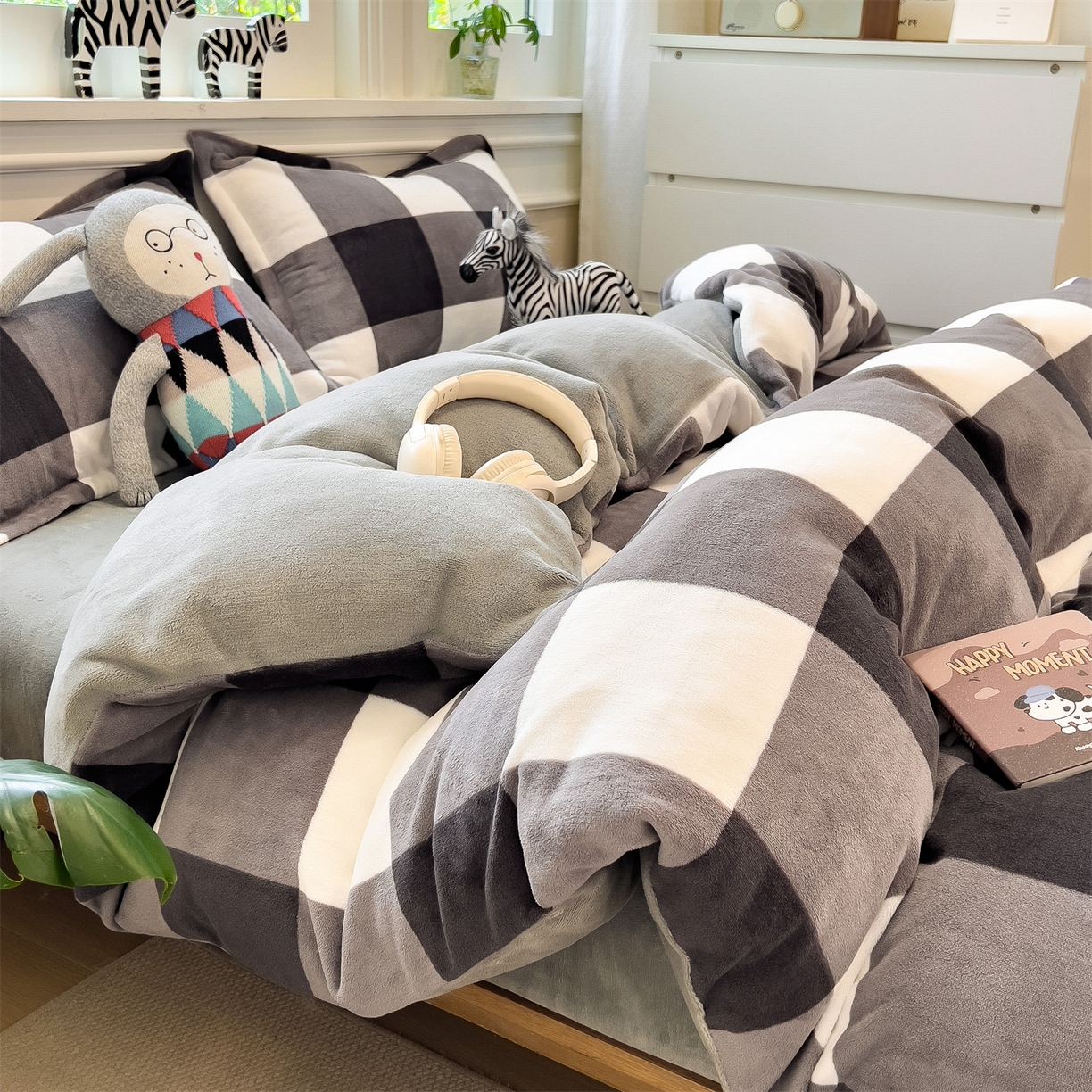 91家纺网 家纺一手货源 找家纺 曲之慕 2025新款A类牛奶绒简约无印风格子四件套 灰简格