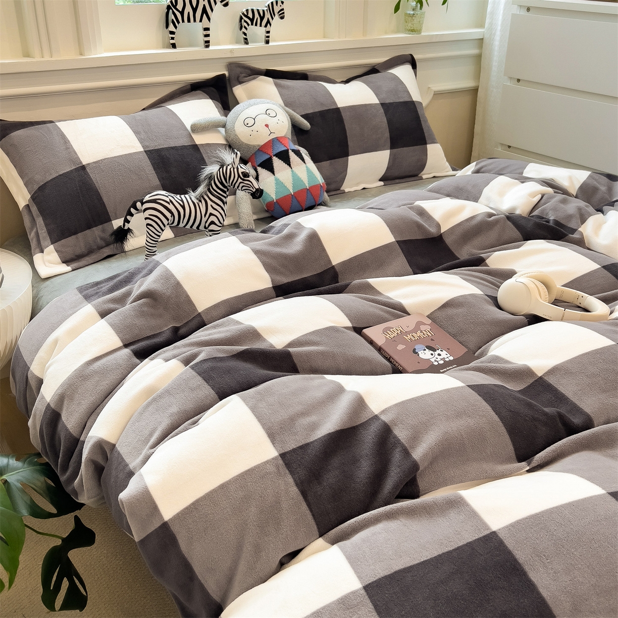 91家纺网 家纺一手货源 找家纺 曲之慕 2025新款A类牛奶绒简约无印风格子四件套 灰简格