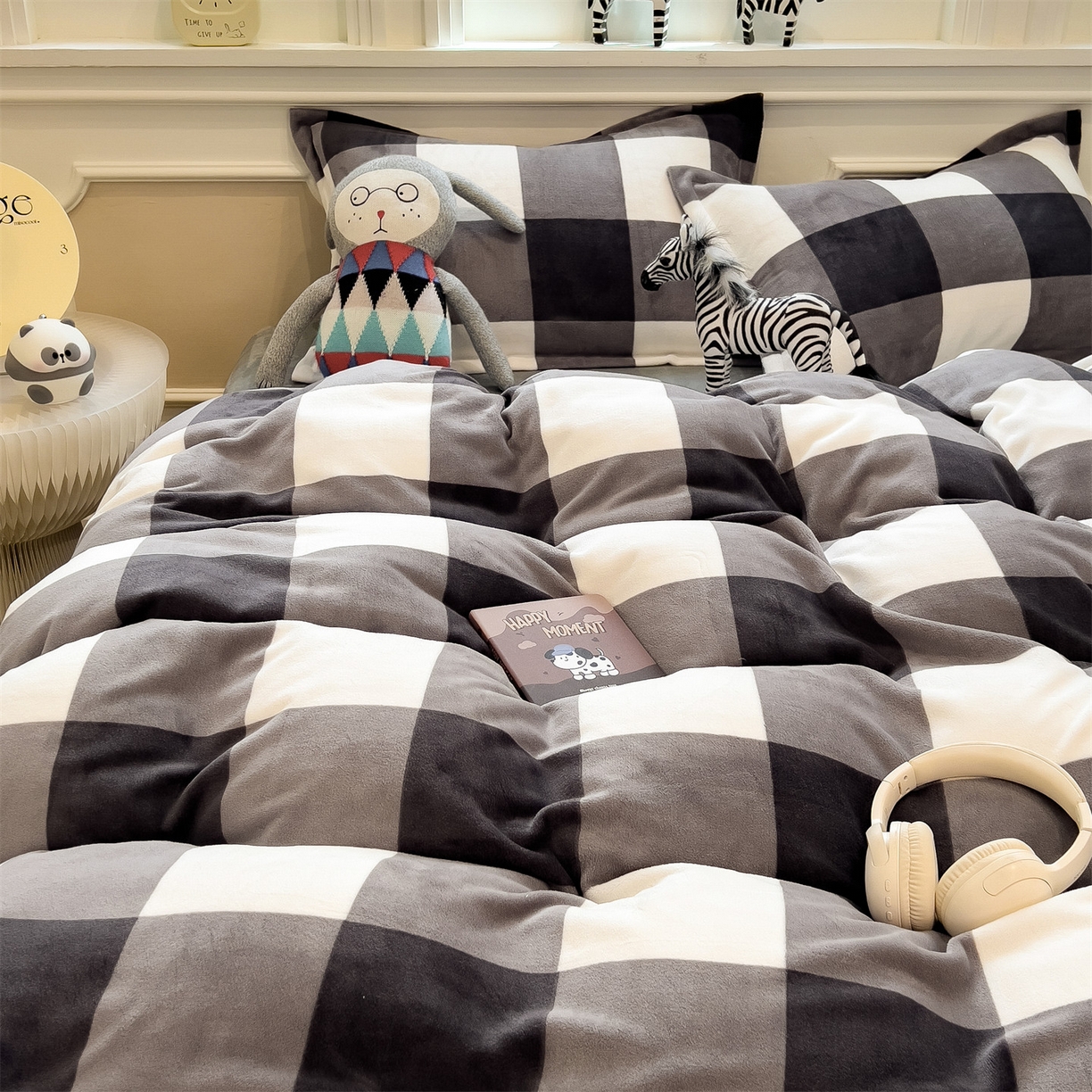 91家纺网 家纺一手货源 找家纺 曲之慕 2025新款A类牛奶绒简约无印风格子四件套 灰简格