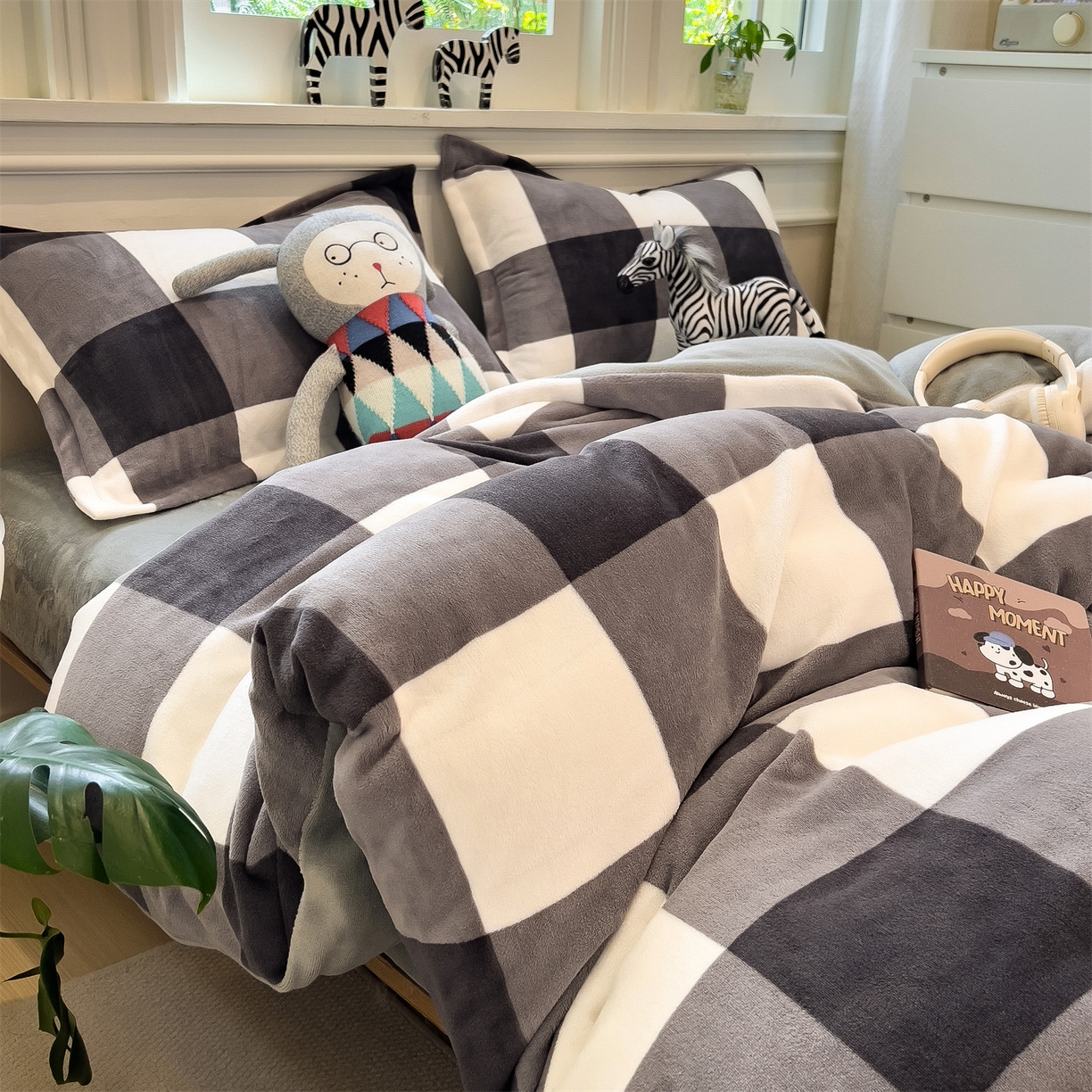 91家纺网 家纺一手货源 找家纺 曲之慕 2025新款A类牛奶绒简约无印风格子四件套 灰简格