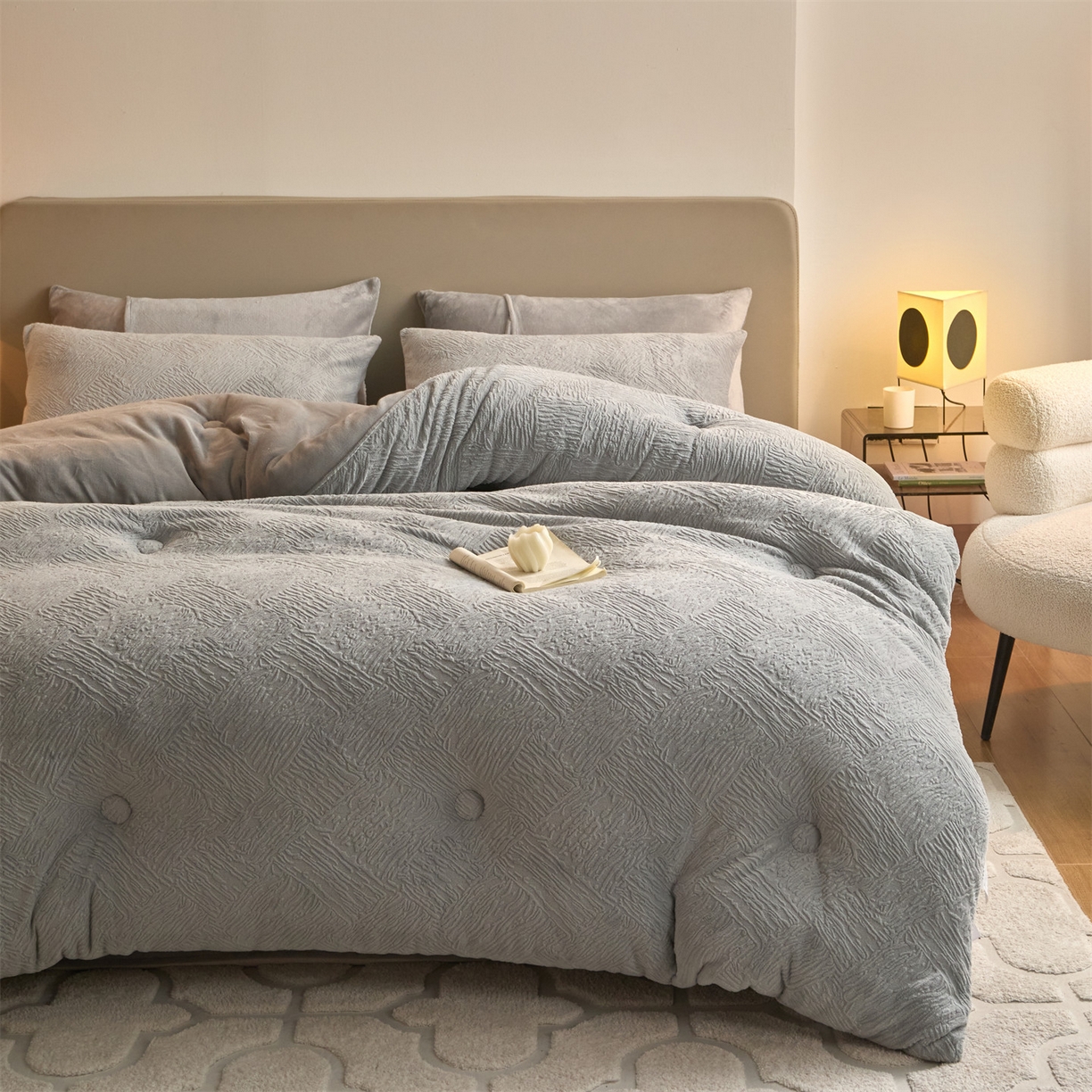 91家纺网 家纺一手货源 找家纺 换种生活 2025新款A类立体雕花绒冬被被子被芯 柔梦-浅灰色