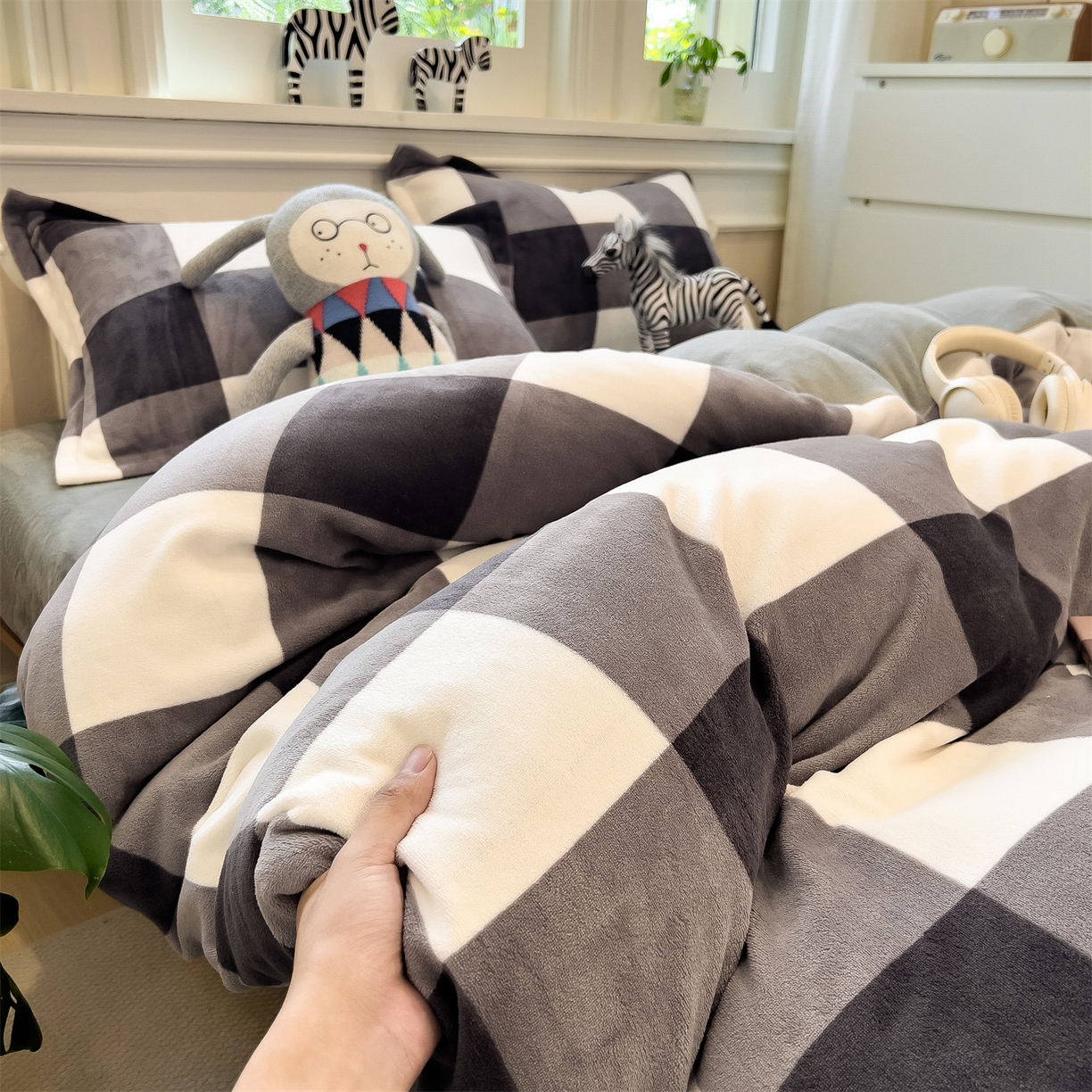 91家纺网 家纺一手货源 找家纺 曲之慕 2025新款A类牛奶绒简约无印风格子四件套 灰简格