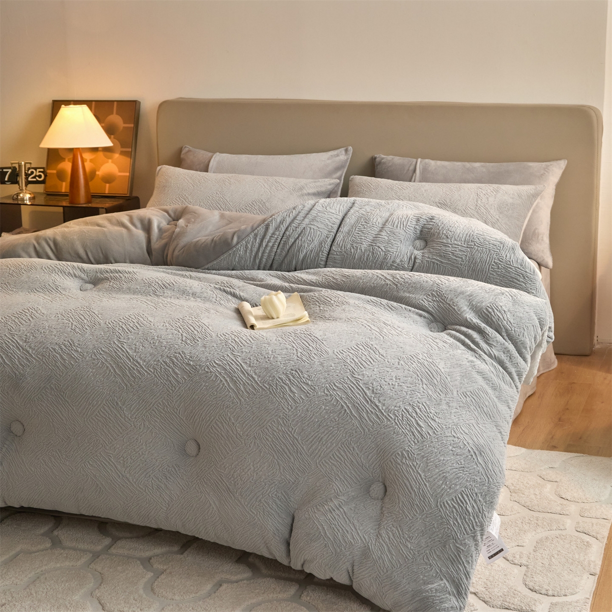 91家纺网 家纺一手货源 找家纺 换种生活 2025新款A类立体雕花绒冬被被子被芯 柔梦-浅灰色