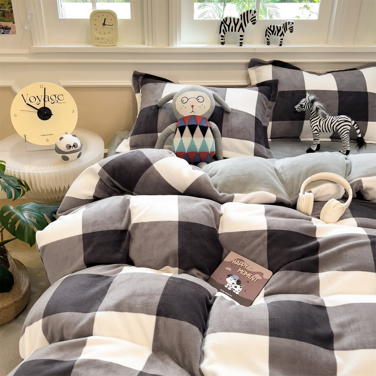 91家纺网 家纺一手货源 找家纺 曲之慕 2025新款A类牛奶绒简约无印风格子四件套 灰简格