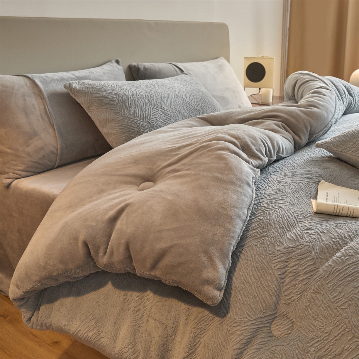 91家纺网 家纺一手货源 找家纺 换种生活 2025新款A类立体雕花绒冬被被子被芯 柔梦-浅灰色