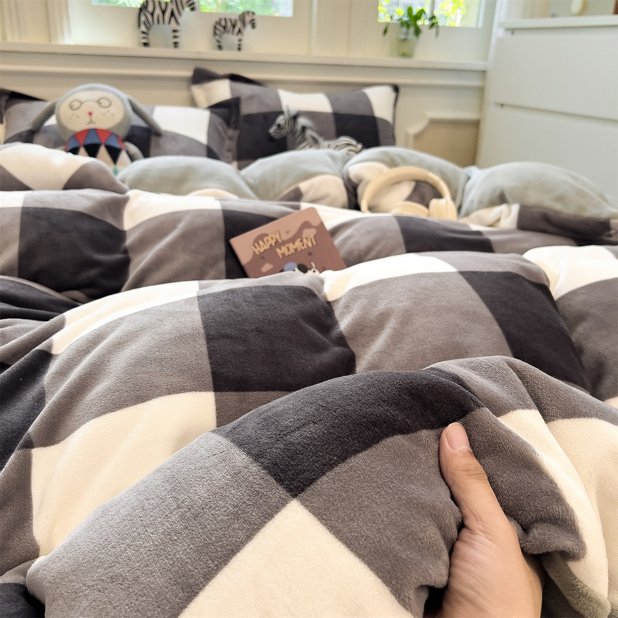 91家纺网 家纺一手货源 找家纺 曲之慕 2025新款A类牛奶绒简约无印风格子四件套 灰简格