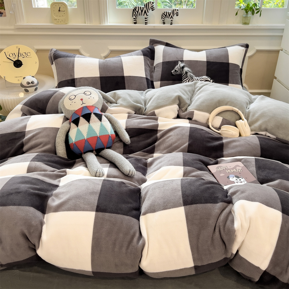 91家纺网 家纺一手货源 找家纺 曲之慕 2025新款A类牛奶绒简约无印风格子四件套 灰简格