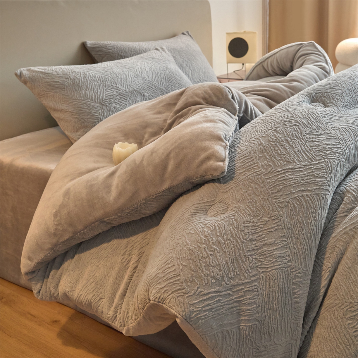 91家纺网 家纺一手货源 找家纺 换种生活 2025新款A类立体雕花绒冬被被子被芯 柔梦-浅灰色