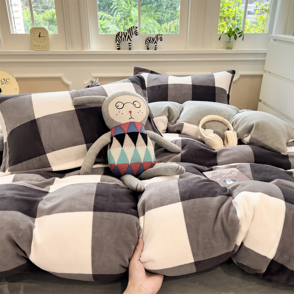 91家纺网 家纺一手货源 找家纺 曲之慕 2025新款A类牛奶绒简约无印风格子四件套 灰简格