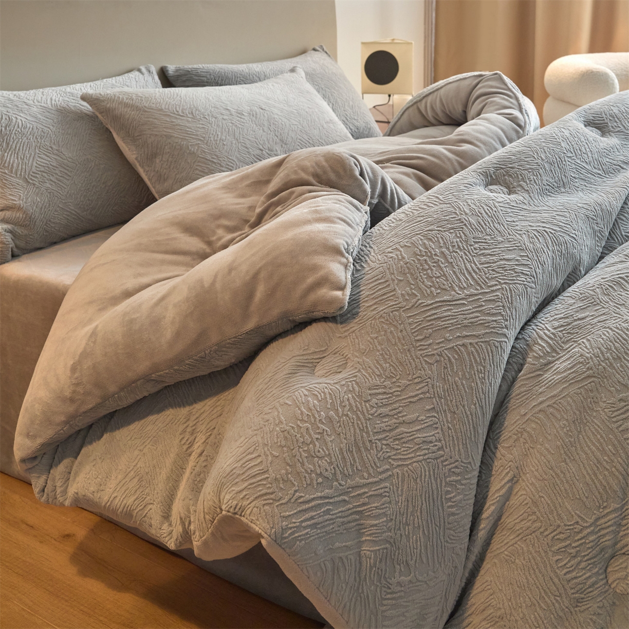 91家纺网 家纺一手货源 找家纺 换种生活 2025新款A类立体雕花绒冬被被子被芯 柔梦-浅灰色