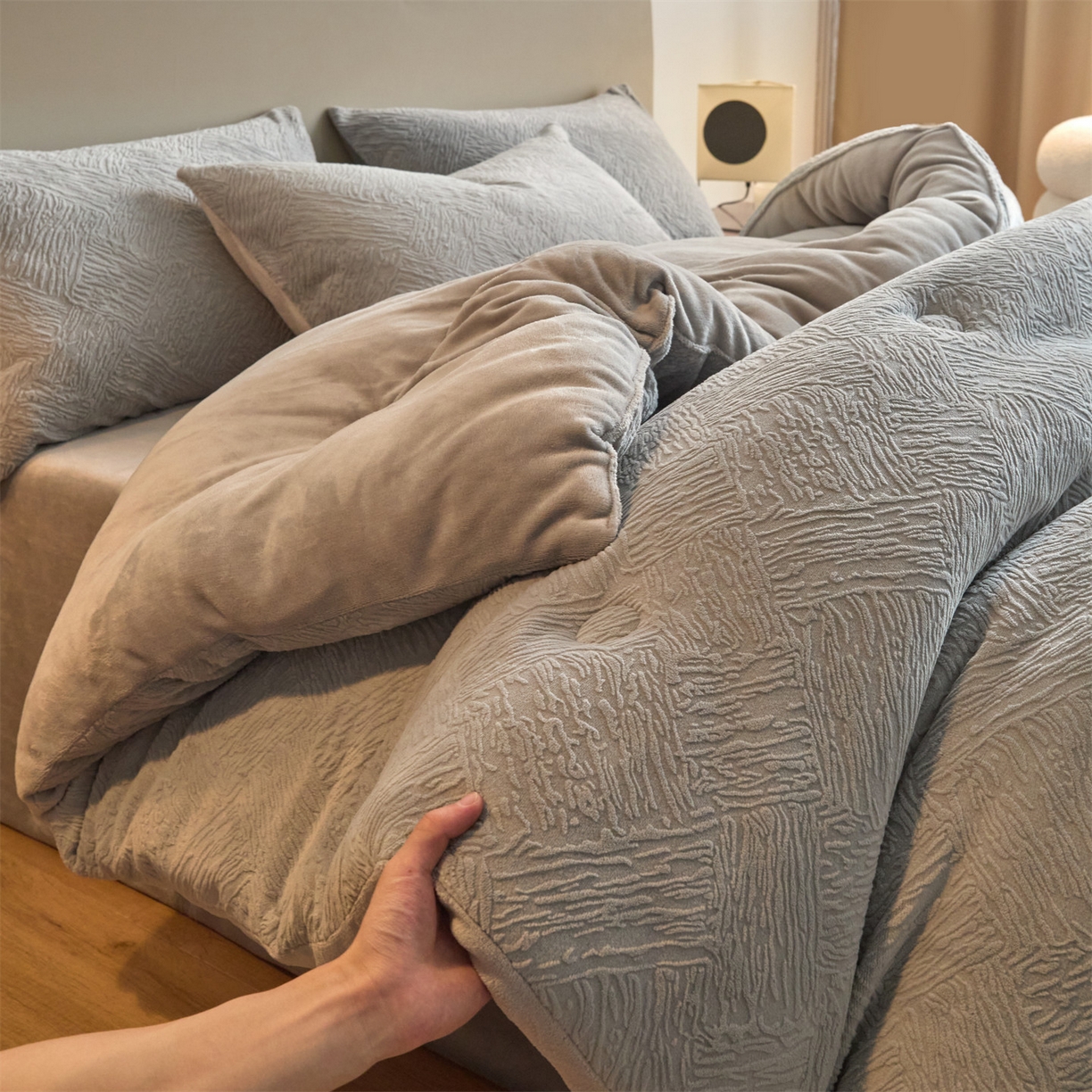 91家纺网 家纺一手货源 找家纺 换种生活 2025新款A类立体雕花绒冬被被子被芯 柔梦-浅灰色