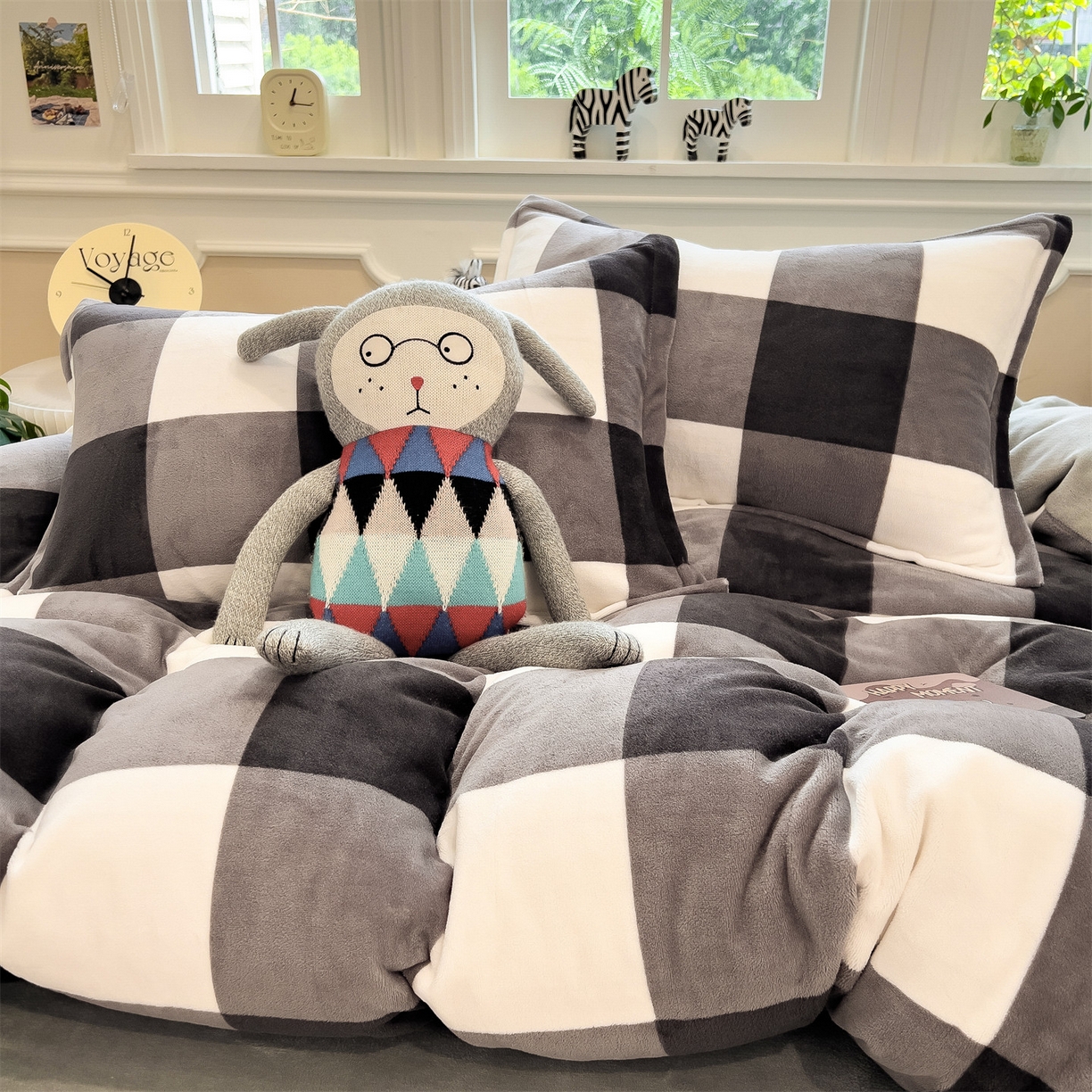 91家纺网 家纺一手货源 找家纺 曲之慕 2025新款A类牛奶绒简约无印风格子四件套 灰简格