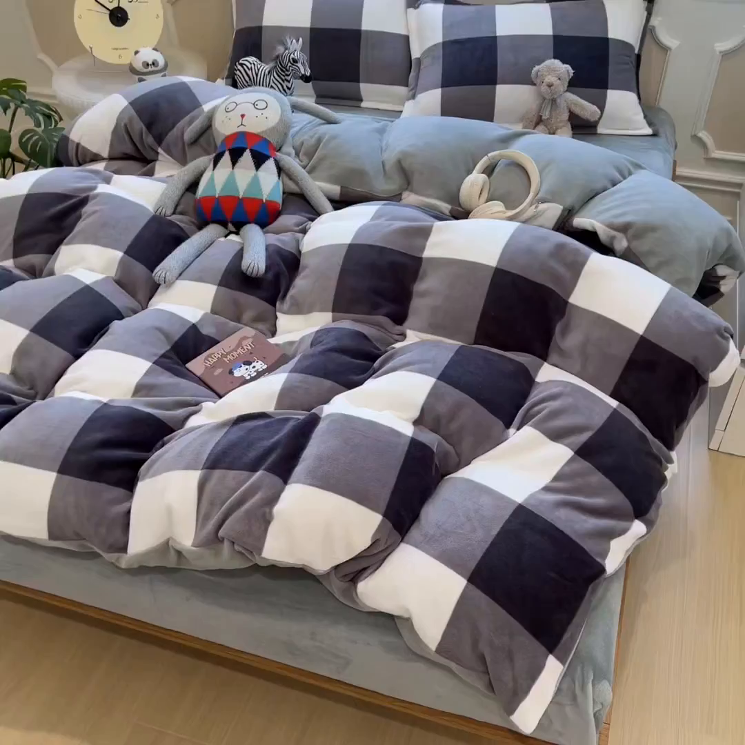 91家纺网 家纺一手货源 找家纺 曲之慕 2025新款A类牛奶绒简约无印风格子四件套 灰简格