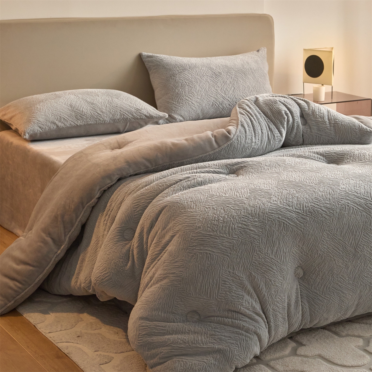 91家纺网 家纺一手货源 找家纺 换种生活 2025新款A类立体雕花绒冬被被子被芯 柔梦-浅灰色