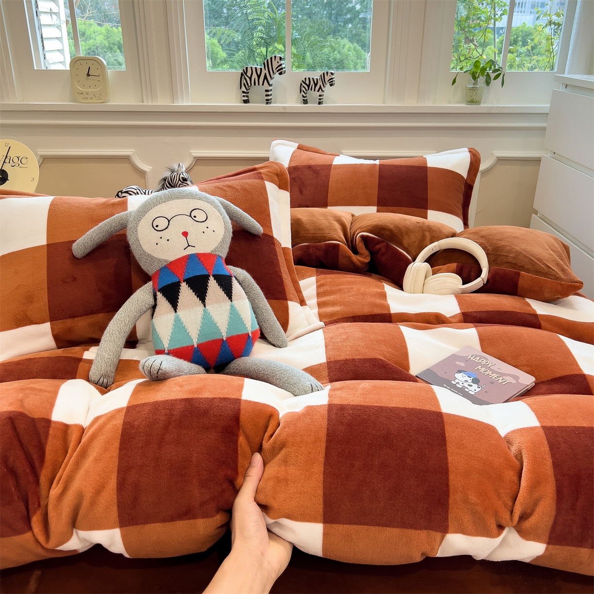 91家纺网 家纺一手货源 找家纺 曲之慕 2025新款A类牛奶绒简约无印风格子四件套 咖雅格