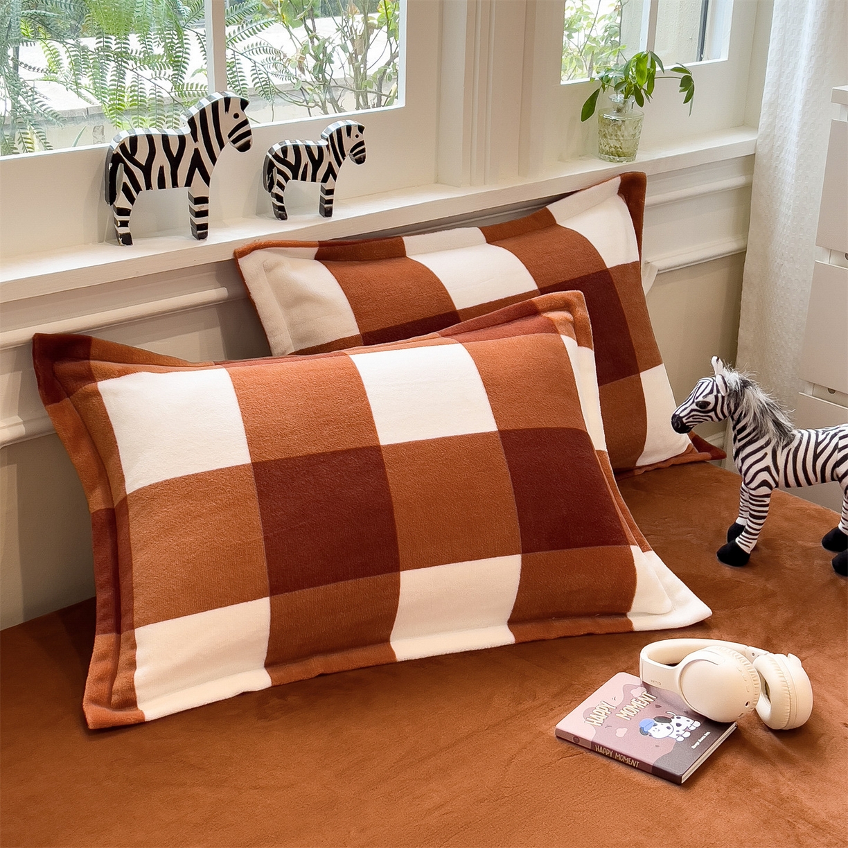 91家纺网 家纺一手货源 找家纺 曲之慕 2025新款A类牛奶绒简约无印风格子四件套 咖雅格