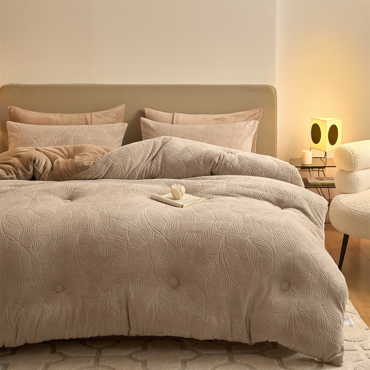 91家纺网 家纺一手货源 找家纺 换种生活 2025新款A类立体雕花绒冬被被子被芯 叶语-浅驼色