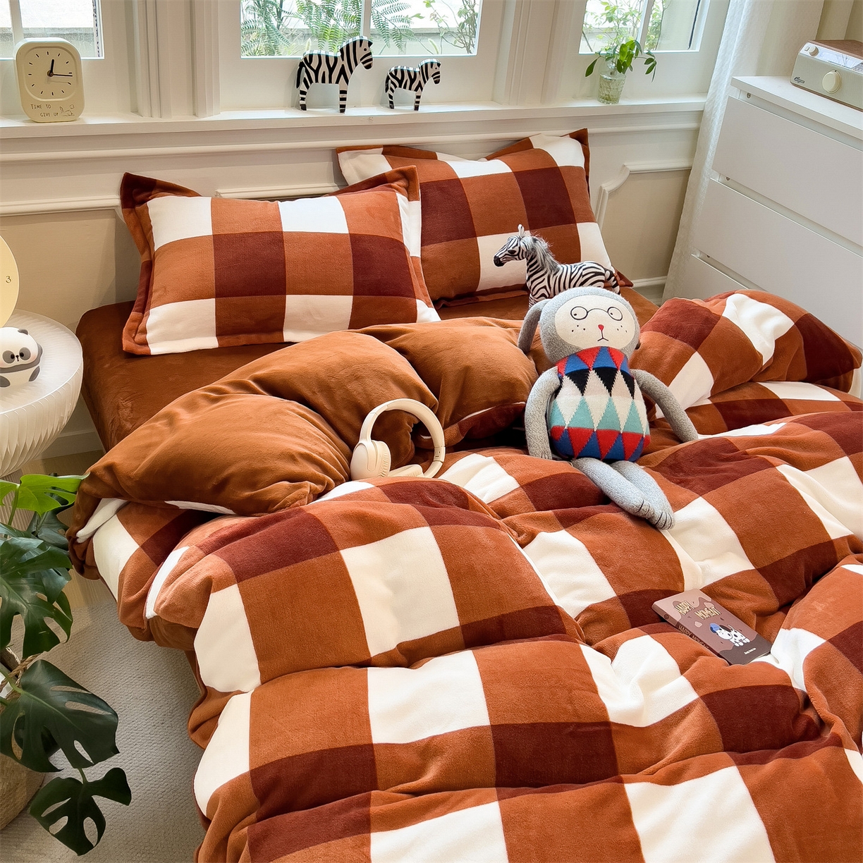 91家纺网 家纺一手货源 找家纺 曲之慕 2025新款A类牛奶绒简约无印风格子四件套 咖雅格