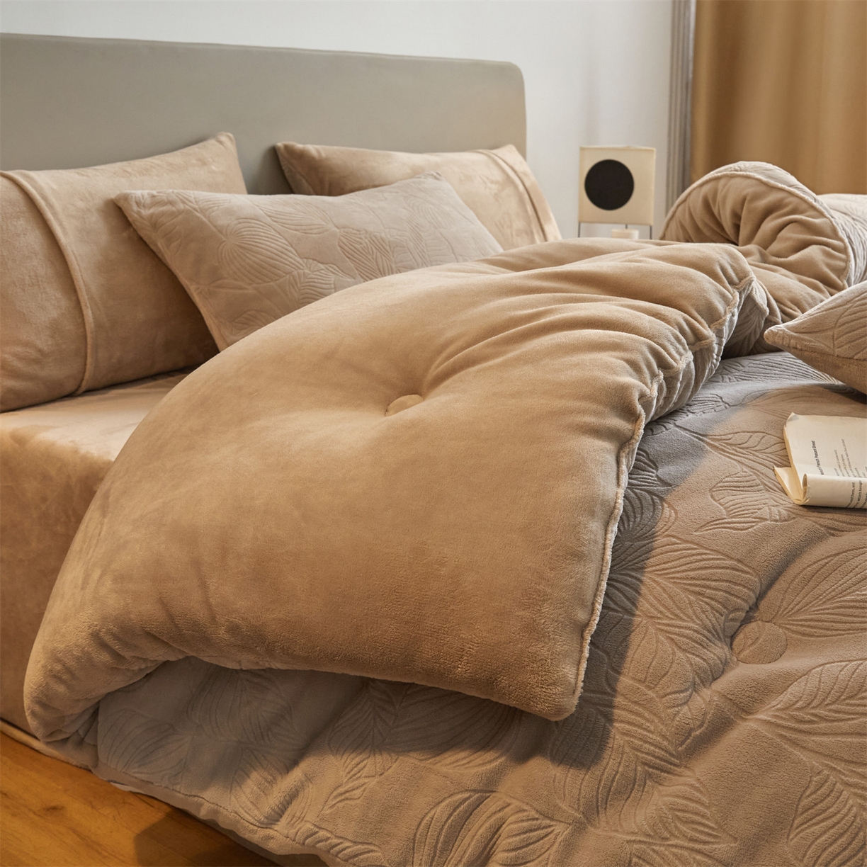 91家纺网 家纺一手货源 找家纺 换种生活 2025新款A类立体雕花绒冬被被子被芯 叶语-浅驼色