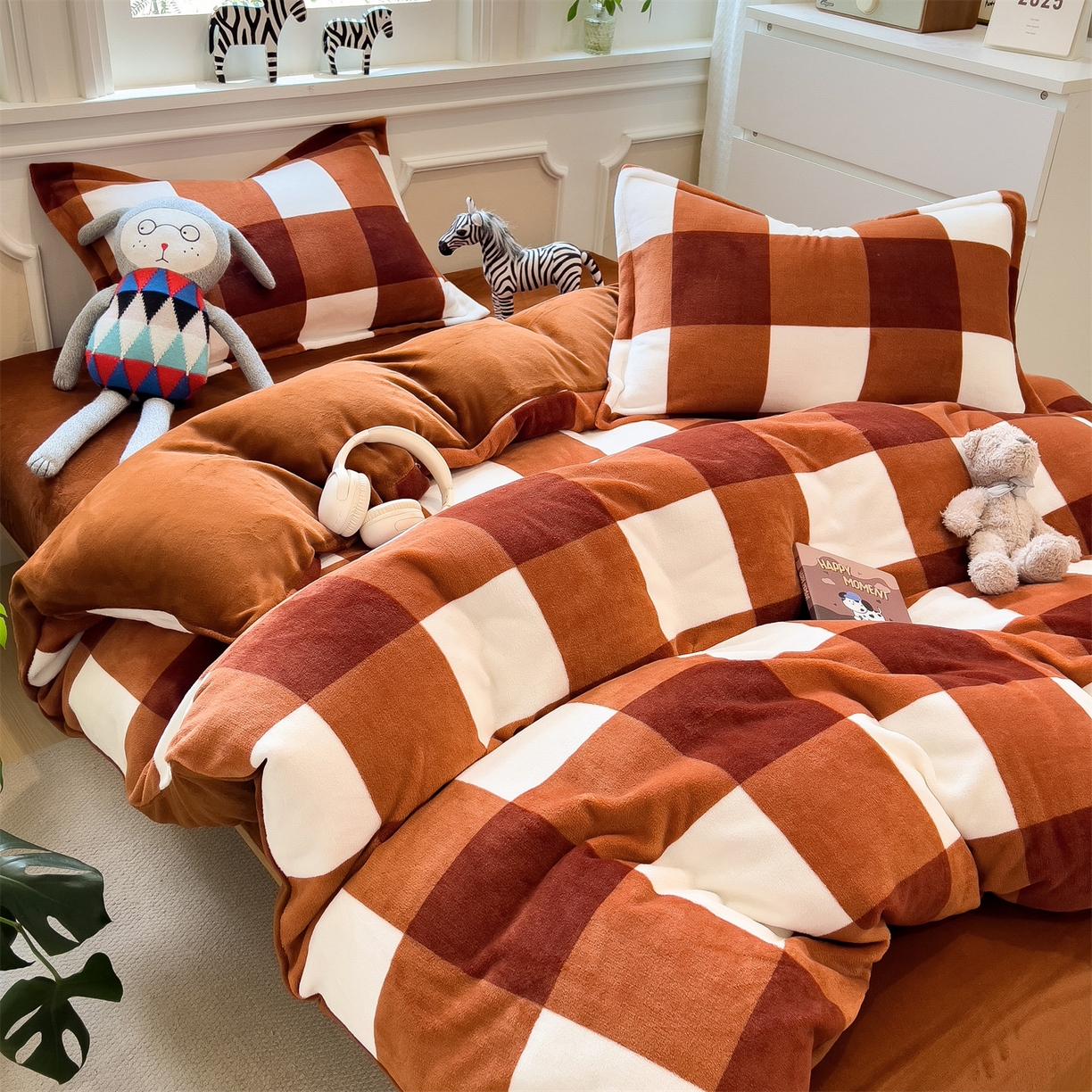 91家纺网 家纺一手货源 找家纺 曲之慕 2025新款A类牛奶绒简约无印风格子四件套 咖雅格