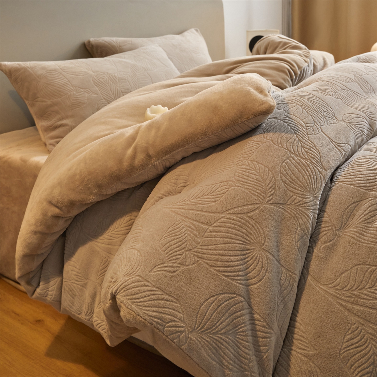 91家纺网 家纺一手货源 找家纺 换种生活 2025新款A类立体雕花绒冬被被子被芯 叶语-浅驼色