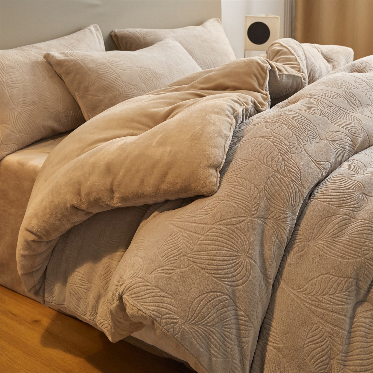 91家纺网 家纺一手货源 找家纺 换种生活 2025新款A类立体雕花绒冬被被子被芯 叶语-浅驼色