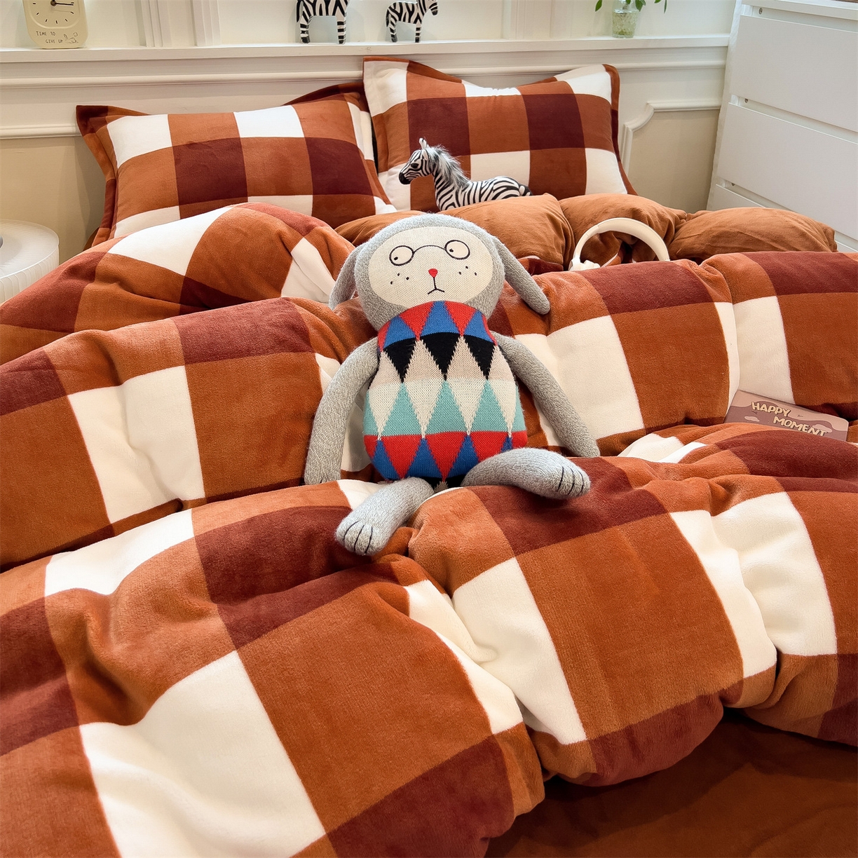 91家纺网 家纺一手货源 找家纺 曲之慕 2025新款A类牛奶绒简约无印风格子四件套 咖雅格