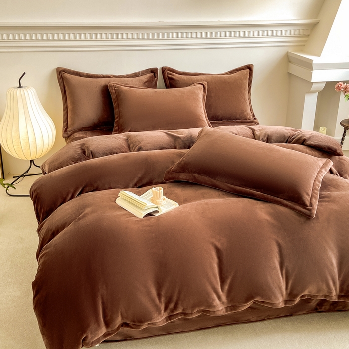 91家纺网 家纺一手货源 找家纺 富馨莱 2025新款牛奶绒纯色双拼四件套 绒摩卡色