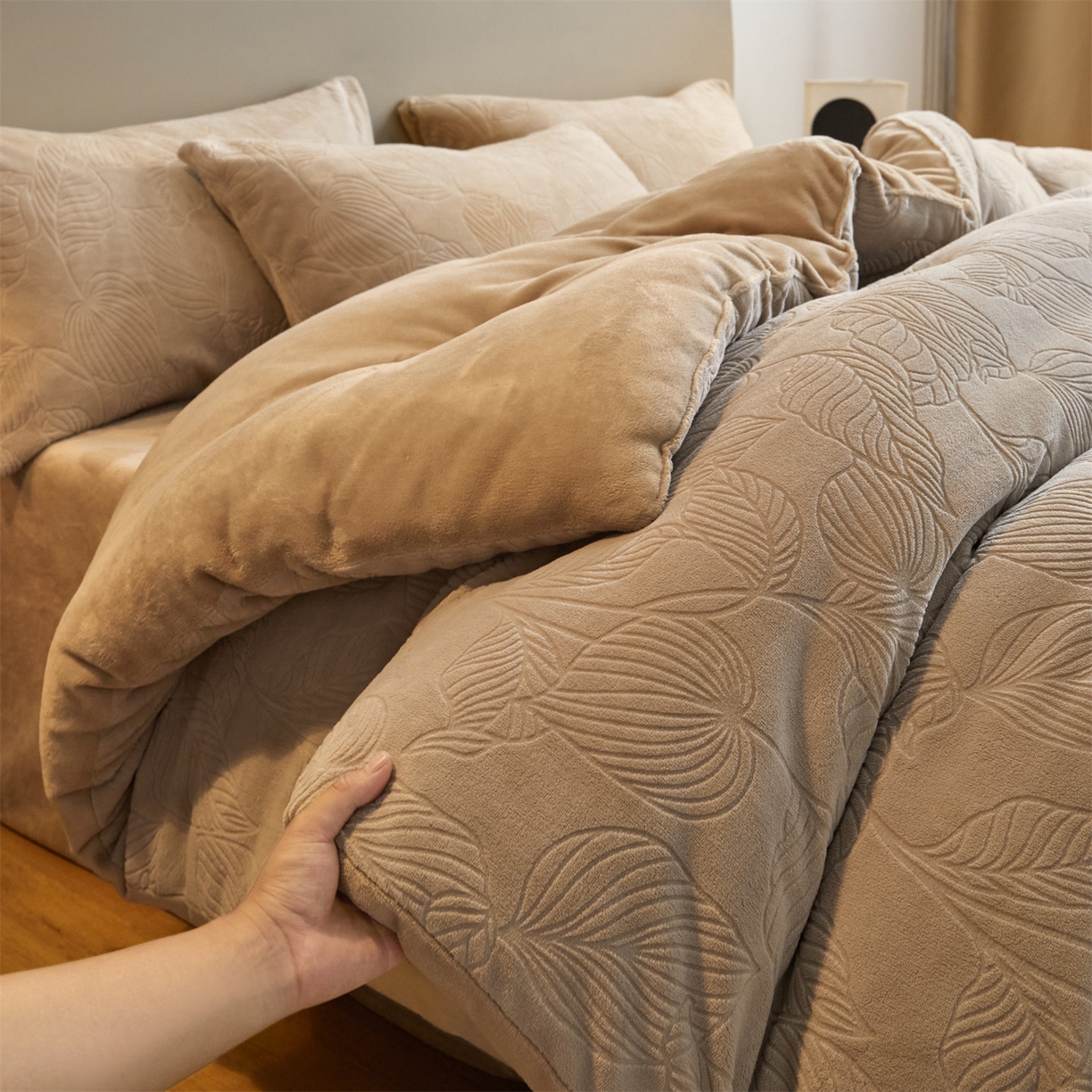 91家纺网 家纺一手货源 找家纺 换种生活 2025新款A类立体雕花绒冬被被子被芯 叶语-浅驼色