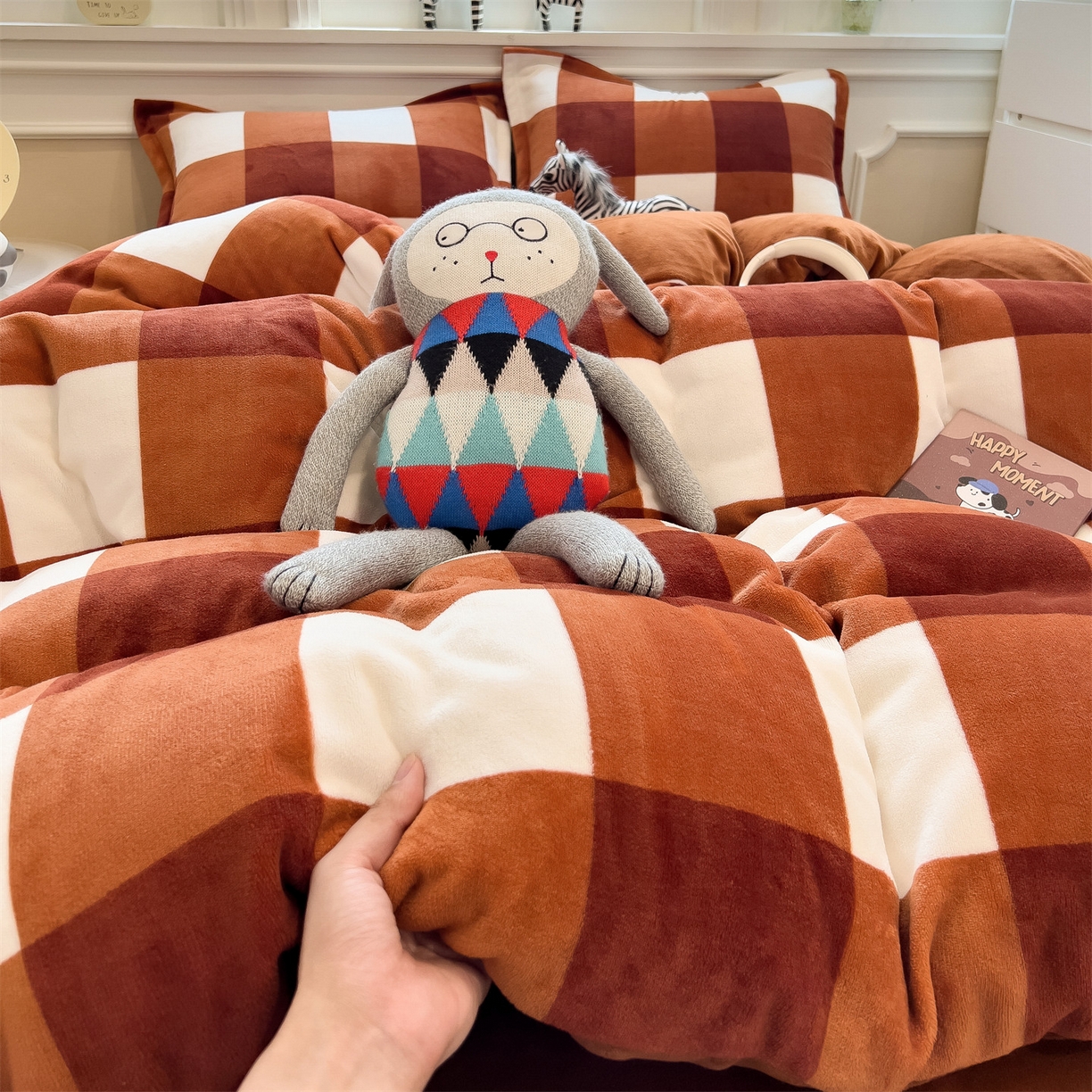 91家纺网 家纺一手货源 找家纺 曲之慕 2025新款A类牛奶绒简约无印风格子四件套 咖雅格