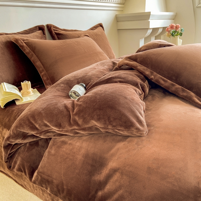 91家纺网 家纺一手货源 找家纺 富馨莱 2025新款牛奶绒纯色双拼四件套 绒摩卡色