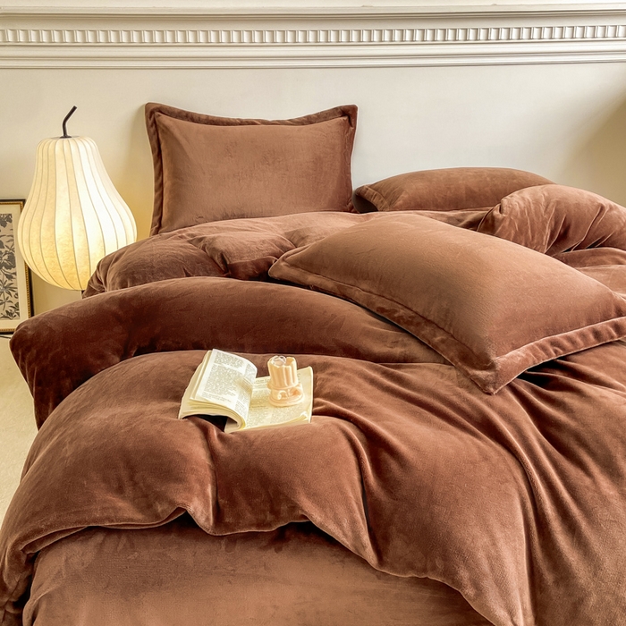 91家纺网 家纺一手货源 找家纺 富馨莱 2025新款牛奶绒纯色双拼四件套 绒摩卡色