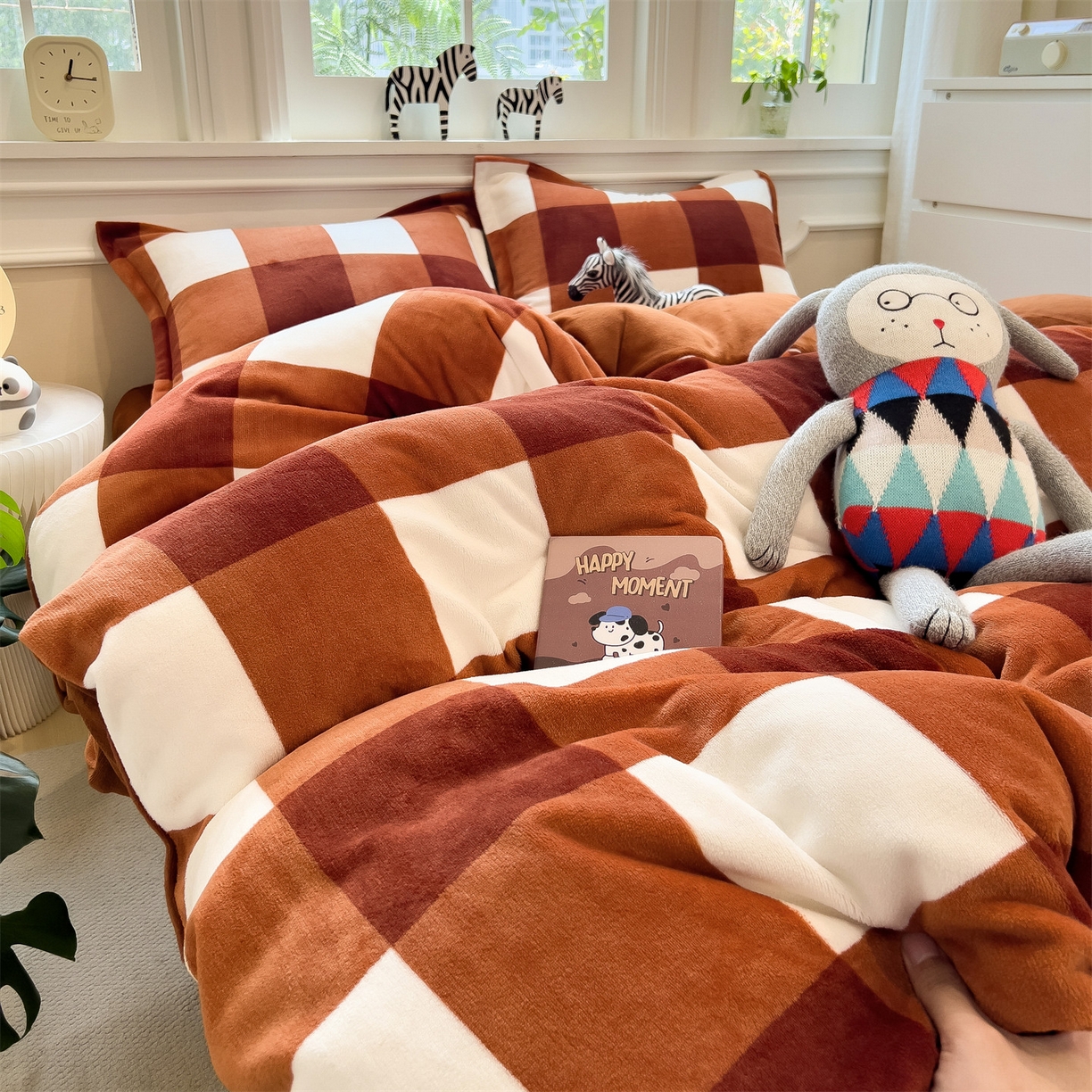 91家纺网 家纺一手货源 找家纺 曲之慕 2025新款A类牛奶绒简约无印风格子四件套 咖雅格