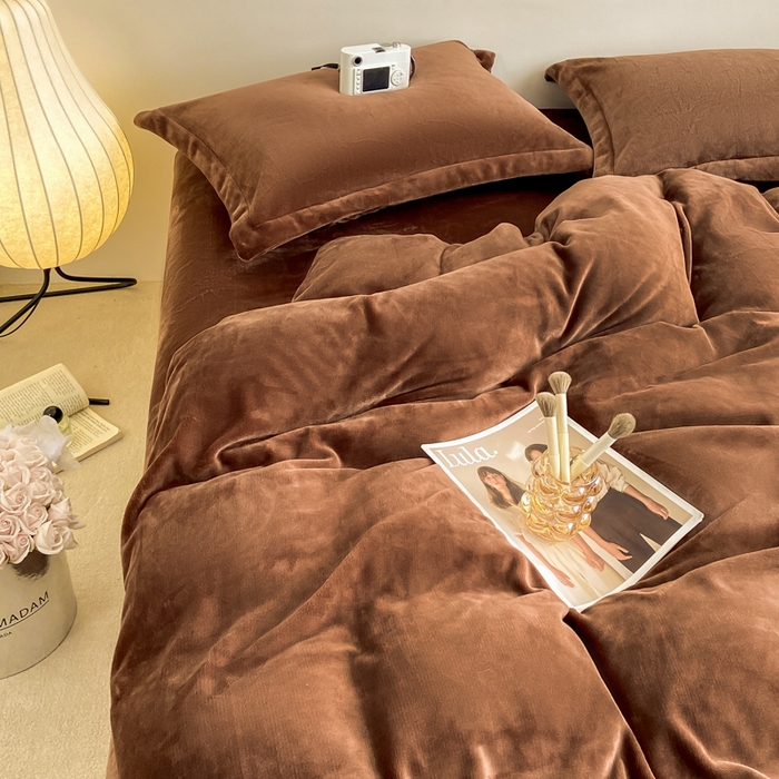 91家纺网 家纺一手货源 找家纺 富馨莱 2025新款牛奶绒纯色双拼四件套 绒摩卡色