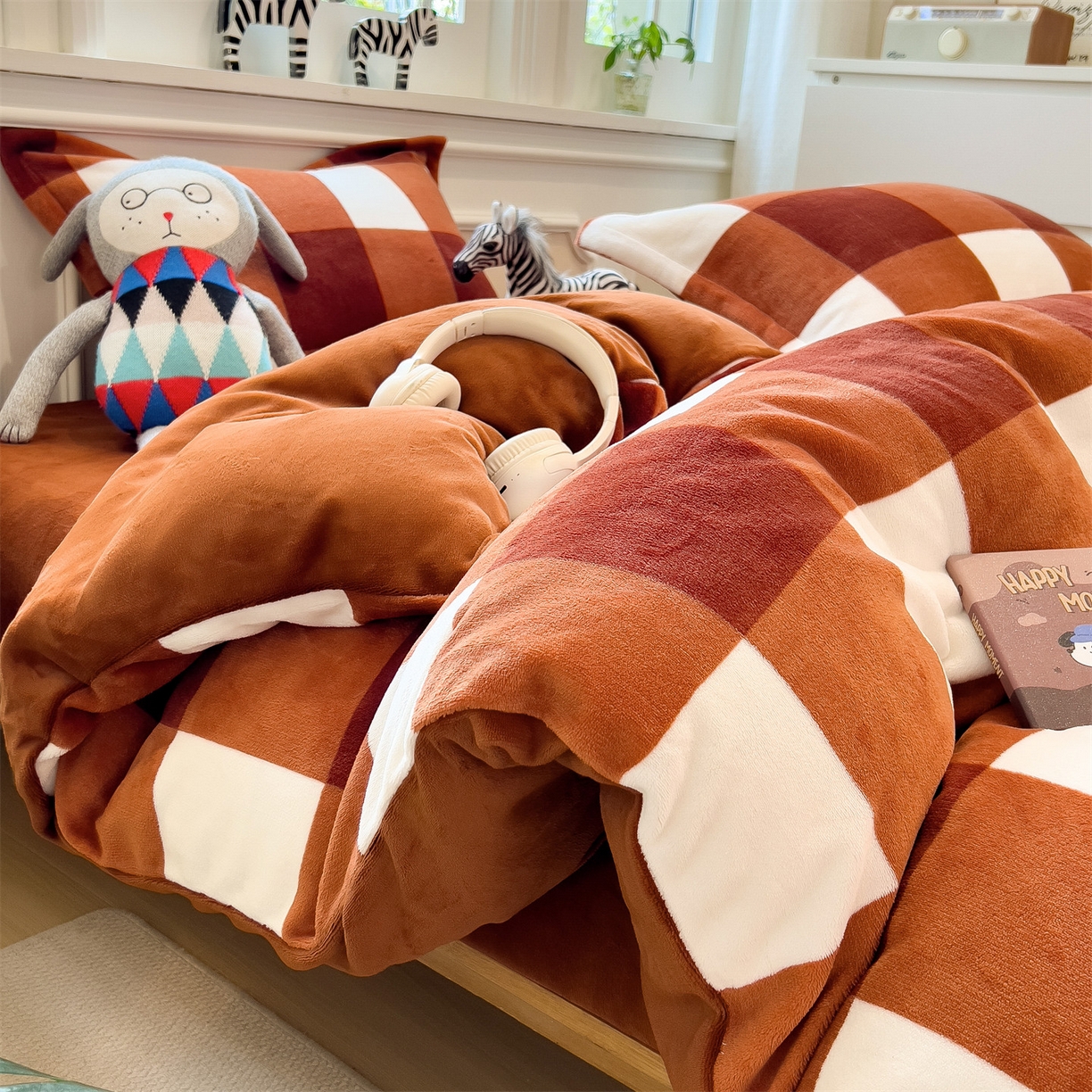 91家纺网 家纺一手货源 找家纺 曲之慕 2025新款A类牛奶绒简约无印风格子四件套 咖雅格